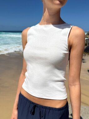 Brandy Melville White Ribbed Scallop-Edge Sleeveless Tank